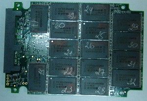 Неисправный SSD диск перед отпаиванием чипов памяти NAND