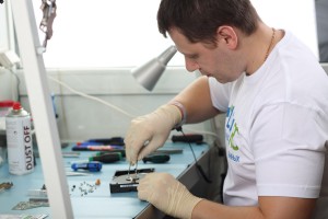 В условиях чистой комнаты с антистатическим оборудованием