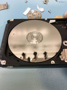Вскрытый диск ST1000LM024 с залипшими головками