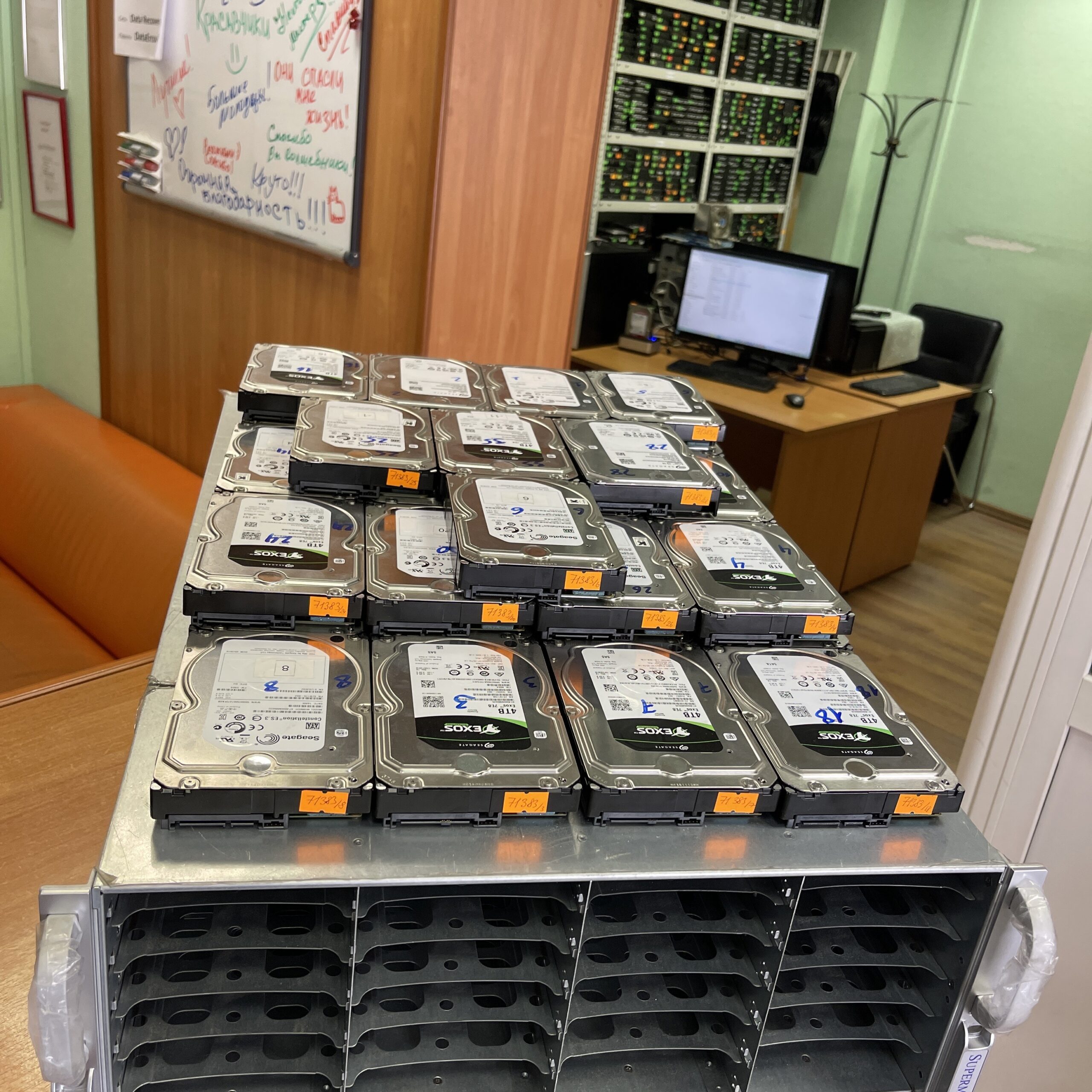 После сброса RAID и обнуления дисков вернули около 60 ТБ